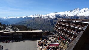 Une station de ski dotée d’un restaurant situé à l’étage supérieur, offrant une vue sur les montagnes enneigées.