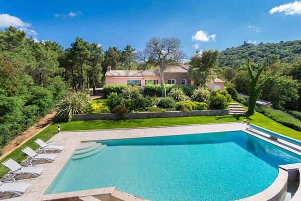 Una piscina al aire libre