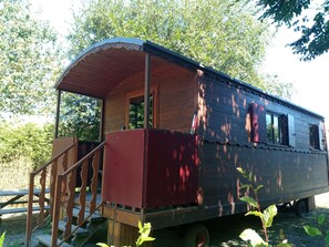 Exterior - Gypsy caravan in the middle of the countryside in Mont-Saint-Michel bay for 2 to 4 people. (AVRANCHES)