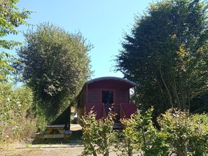 Exterior - Gypsy caravan in the middle of the countryside in Mont-Saint-Michel bay for 2 to 4 people. (AVRANCHES)