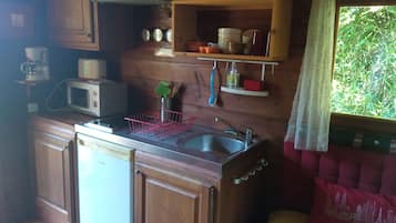 Réfrigérateur, micro-ondes, plaque de cuisson, cafetiÚre/bouilloire