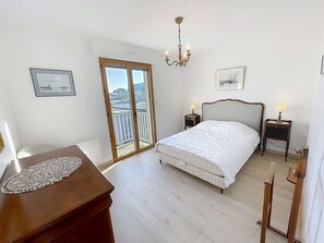 3 bedrooms, free WiFi - Spacious central duplex with views, 50m from beach, elevator, and WIFI (Granville)