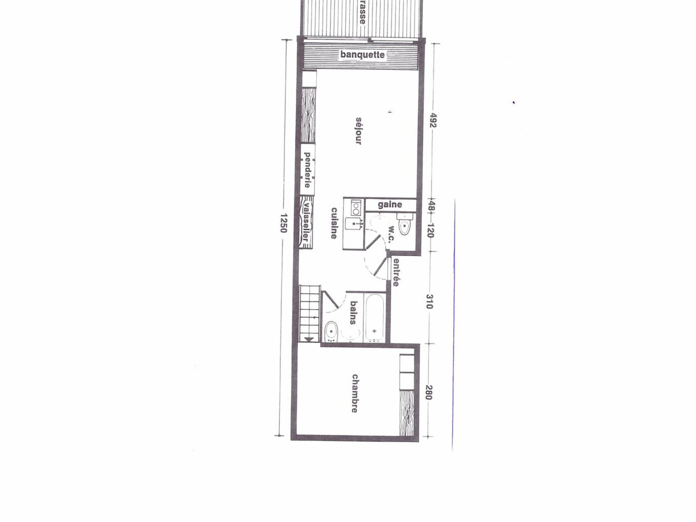 Plano de planta de una habitación de hotel con baño privado, zona de comedor, cocina y sala de estar.