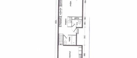 Plano de planta de una habitación de hotel con baño privado, zona de comedor, cocina y sala de estar.