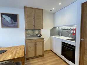 Een koelkast, een microgolfoven, een oven, een vaatwasser