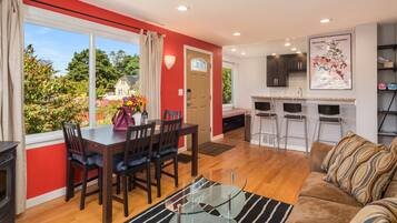 컴포트 듀플렉스, 침실 3개, 주방 | 거실 공간 | 위성 채널 시청이 가능한 50인치 평면 TV, TV, 벽난로