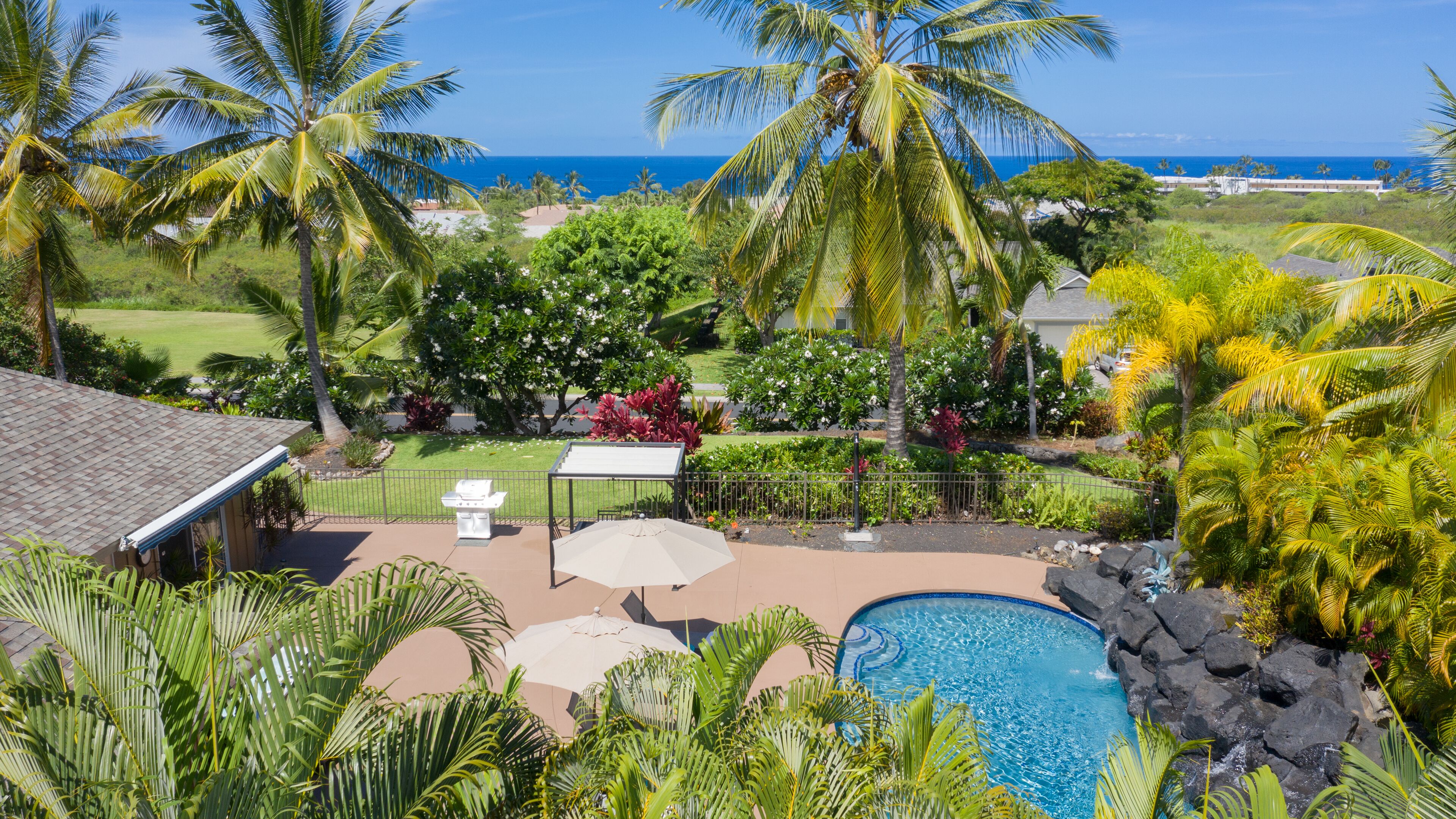 Best of Kona: pool, hot tub, walk to ocean, free wifi, newly remodeled