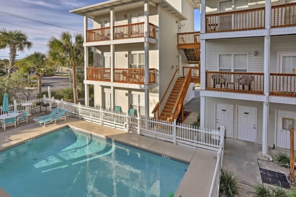 Alberca al aire libre y alberca climatizada