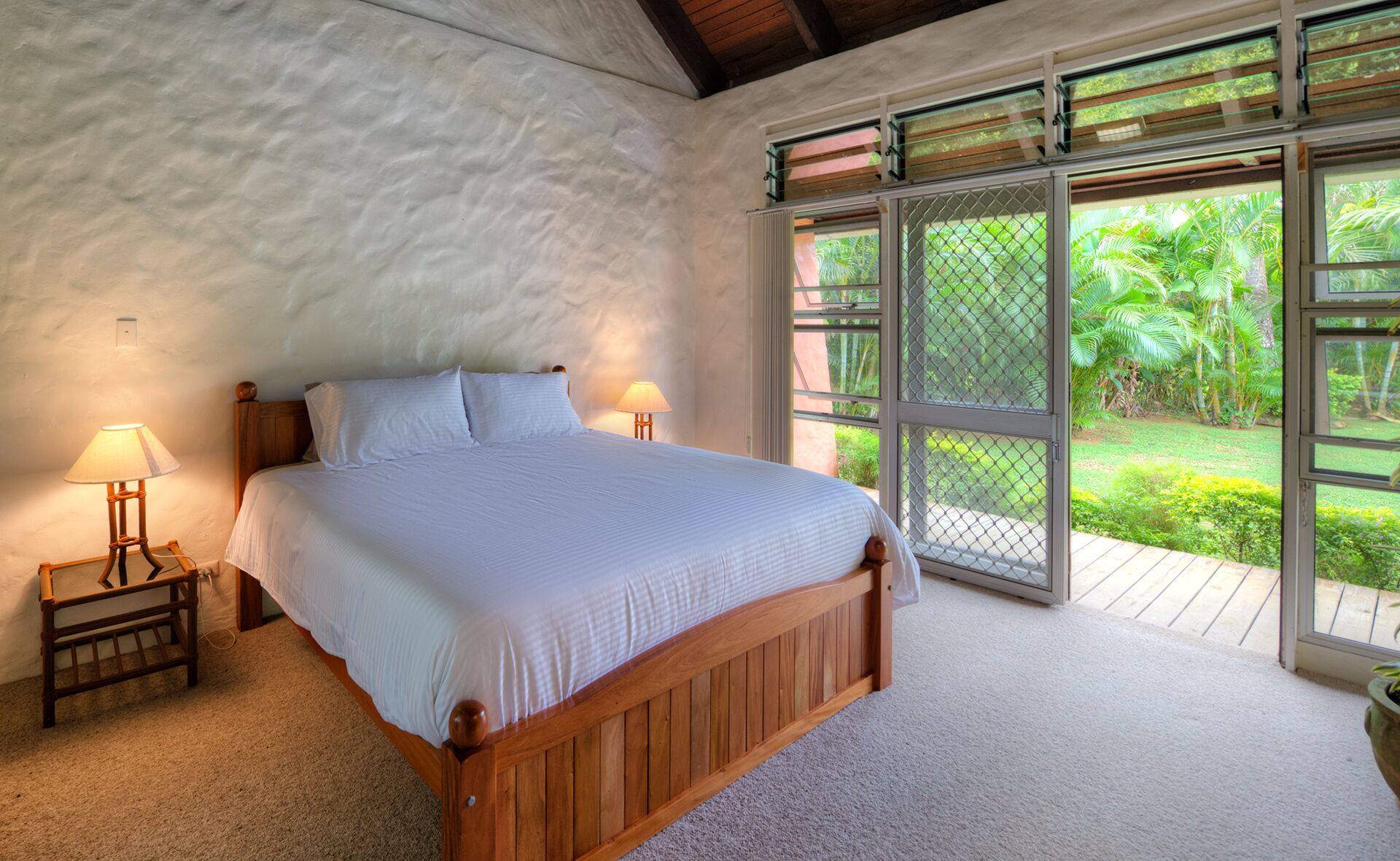 3 soverom, skrivebord, strykejern/-brett og reiseseng for barn