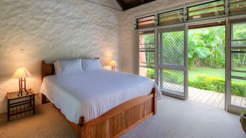 3 soverom, skrivebord, strykejern/-brett og reiseseng for barn