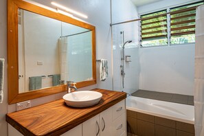 Ensemble douche/baignoire, serviettes fournies, savon, shampoing