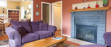 Platt-tv, eldstad och en stereo