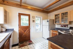 Jääkaappi, mikroaaltouuni, uuni, liesi