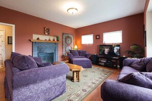 Flat-screen TV, fireplace, stereo
