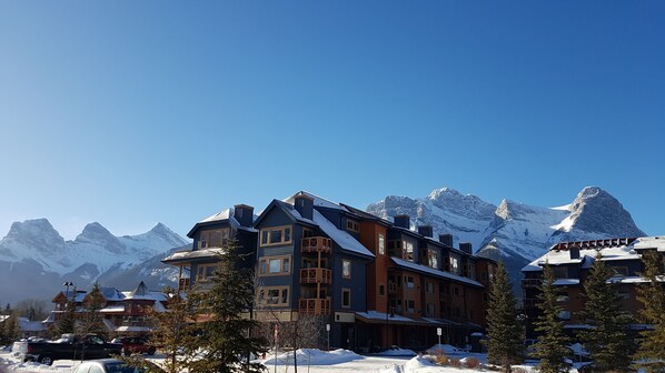 Exterior - Amazing views ! Beautiful 2 bed/2 bath condo.,Free WiFi/Cable. Prime location! (Canmore)