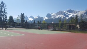 Sport court - Amazing views ! Beautiful 2 bed/2 bath condo.,Free WiFi/Cable. Prime location! (Canmore)