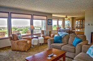 Cheminée, lecteur de DVD, table de tennis de table