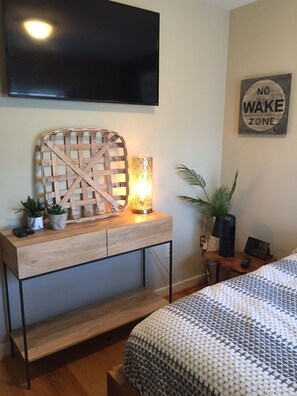 2 bedrooms, desk, WiFi, bed sheets