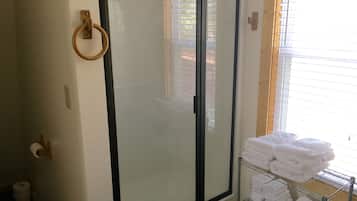 Kombinert dusj/badekar, hårføner, håndklær og såpe