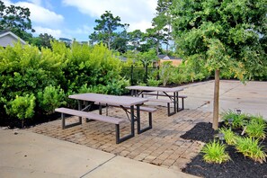 Outdoor dining - Myrtle Beach Retreat! 8beds+baths! Huge Pool-Kitchen-Next to the Beach! (Myrtle Beach)