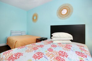 8 bedrooms, iron/ironing board, free WiFi, bed sheets - Myrtle Beach Retreat! 8beds+baths! Huge Pool-Kitchen-Next to the Beach! (Myrtle Beach)