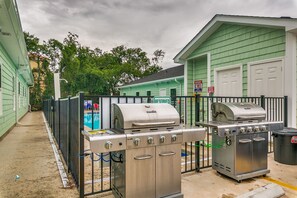 Property grounds - Myrtle Beach Retreat! 8beds+baths! Huge Pool-Kitchen-Next to the Beach! (Myrtle Beach)