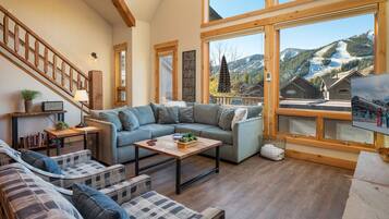 Smart TV, fireplace, table tennis, stereo