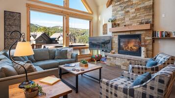 Smart TV, chimenea, tenis de mesa y estéreo