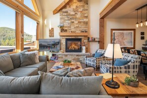 Smart TV, chimenea, tenis de mesa y estéreo 