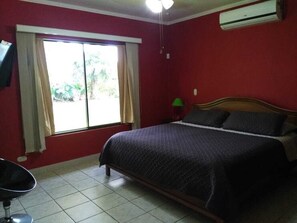 3 bedrooms, free WiFi - Beautiful rest house with mountain view (Parrita)