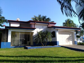 Exterior - Beautiful rest house with mountain view (Parrita)