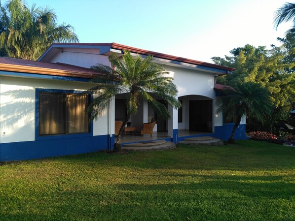 Exterior - Beautiful rest house with mountain view (Parrita)