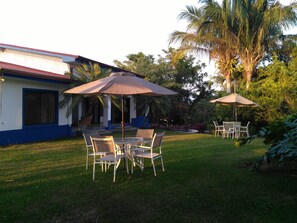 Outdoor dining - Beautiful rest house with mountain view (Parrita)