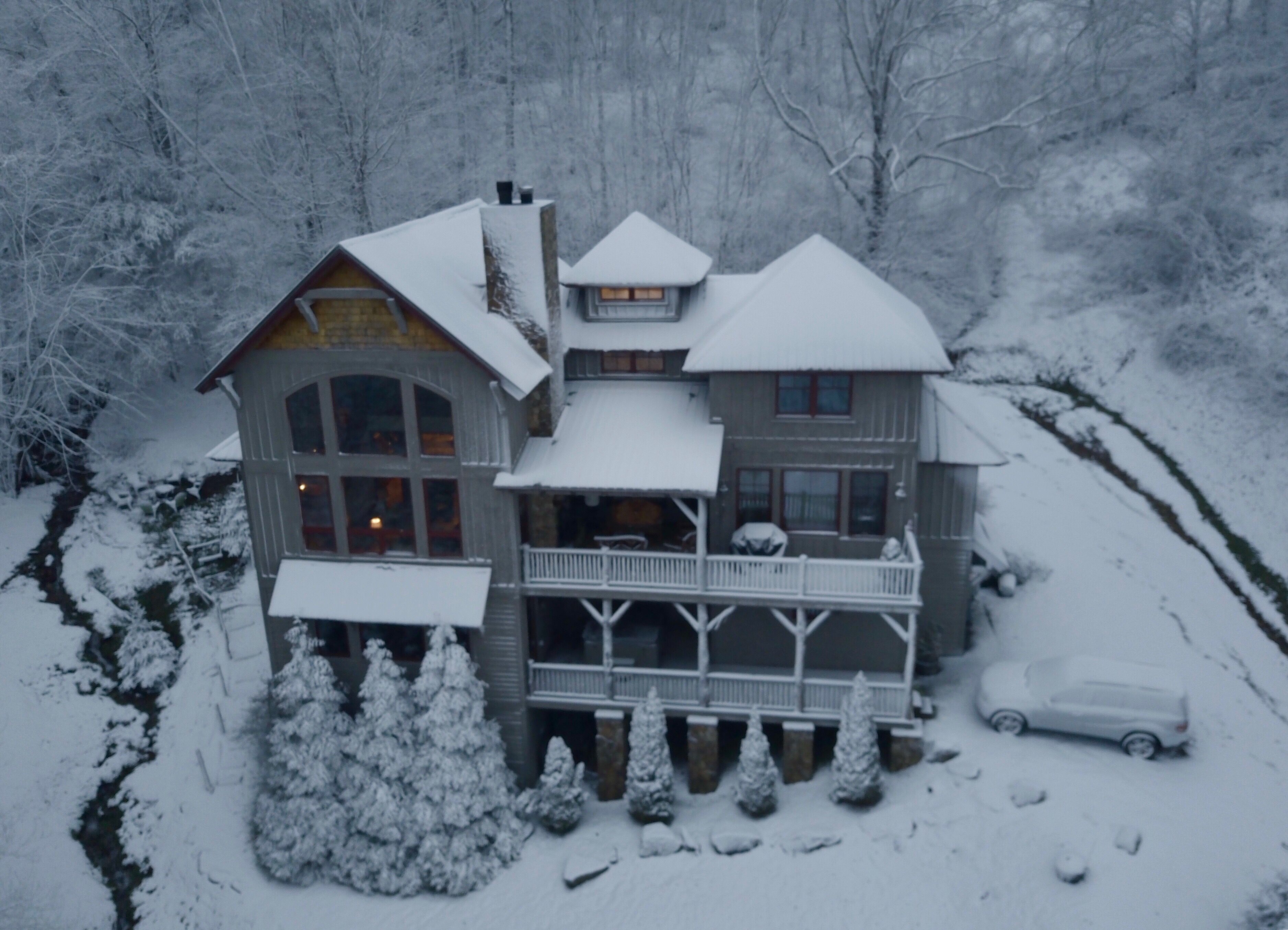 'It's About Time' Luxury 4 Bedroom 3 Fireplaces & Jacuzzi