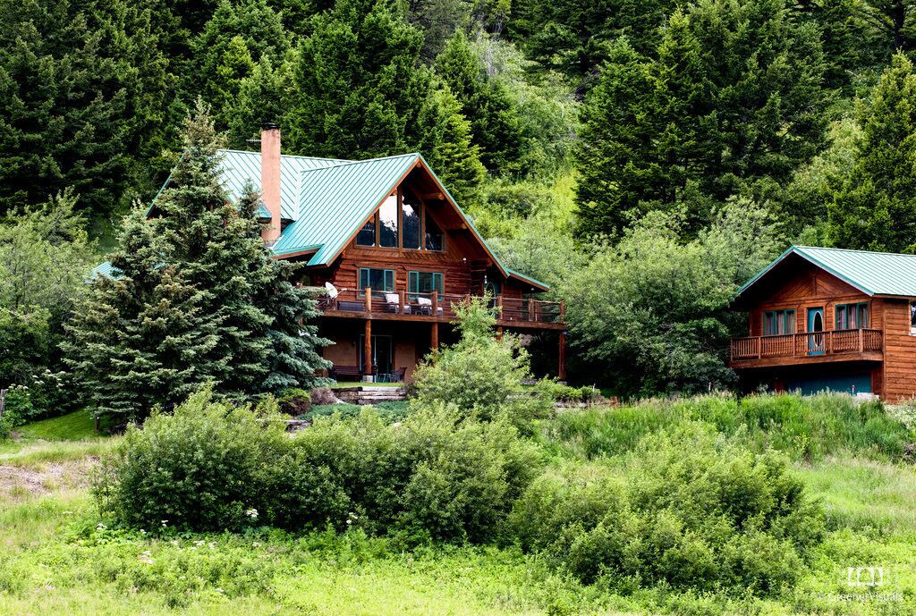 Custom Log Home on 55 Acres ~ Hot Tub and Creek~1hr to Yellowstone Nat'l Park