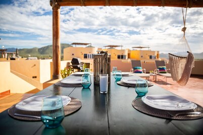 SEEN ON HOUSE HUNTERS - Stylish 2 Bedroom + Private Rooftop + Pool