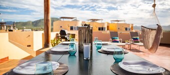 SEEN ON HOUSE HUNTERS - Stylish 2 Bedroom + Private Rooftop + Pool