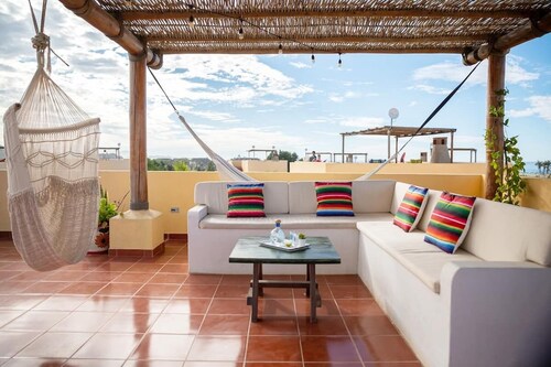 AS SEEN ON HGTV-2 Bedroom + Private Rooftop & Pool