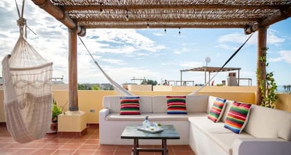 AS SEEN ON HGTV-2 Bedroom + Private Rooftop & Pool