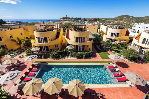 AS SEEN ON HGTV-2 Bedroom + Private Rooftop & Pool