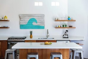 Fridge, oven, stovetop, dishwasher