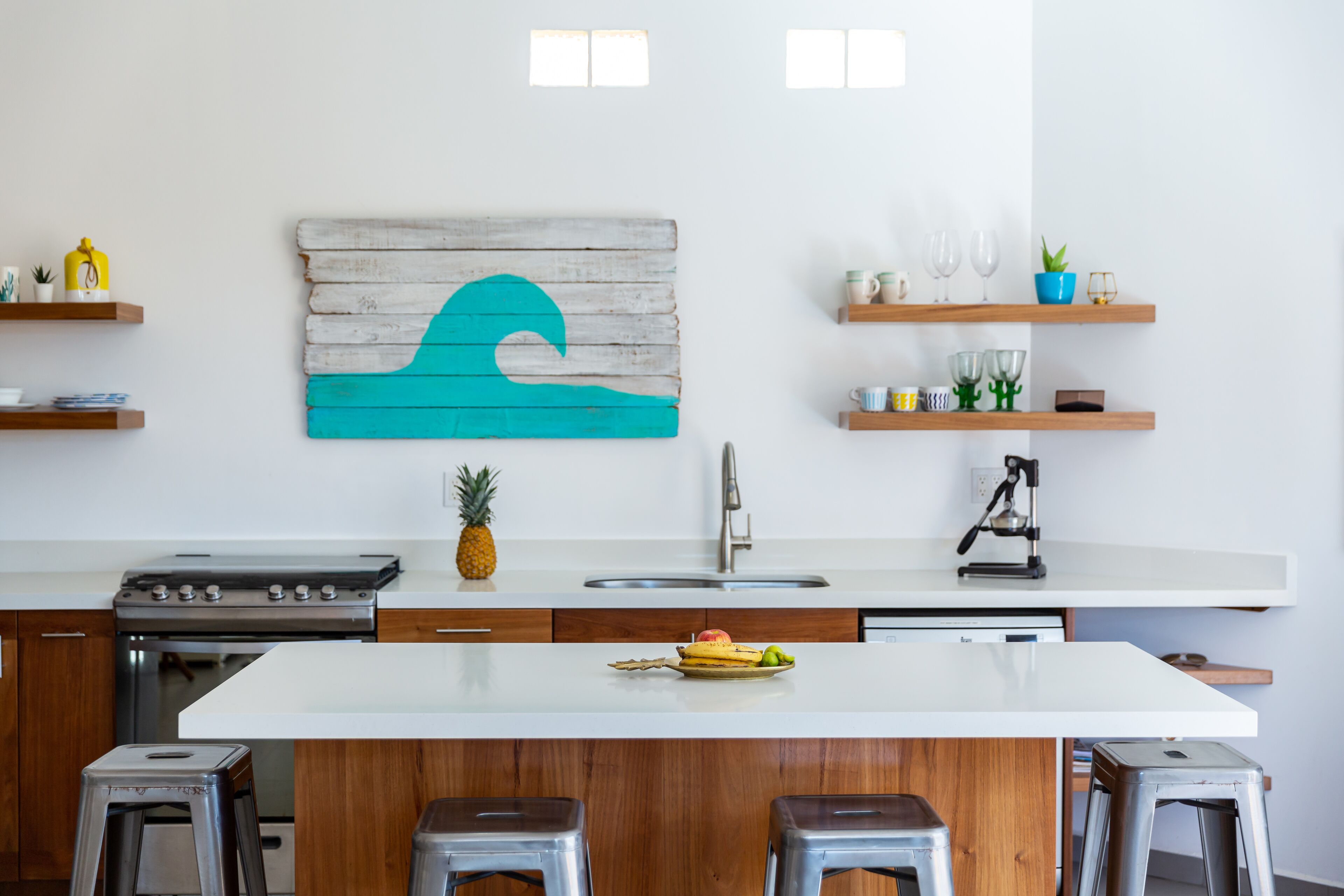 Frigorífico, horno, placa de cocina y lavavajillas