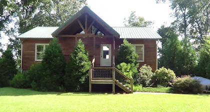 Pet Friendly, Rustic LakeFront Home, 4 kayaks, Pontoon rental, free WiFi, Floats