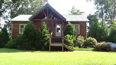 Pet Friendly, Rustic LakeFront Home, 4 kayaks, Pontoon rental, free WiFi, Floats