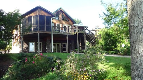 Pet Friendly, Rustic LakeFront Home, 4 kayaks, Pontoon rental, free WiFi, Floats