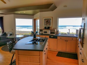 Fridge, microwave, oven, stovetop - Agate Point - Ocean / Bay front (Yachats)