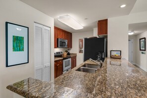 Refrigerador, microondas, horno y parrilla de estufa 