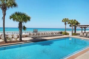 Innendørsbasseng og et oppvarmet basseng