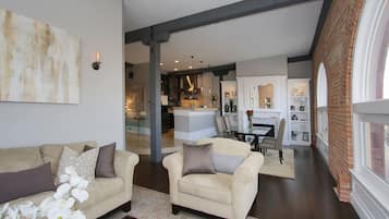 Een smart-tv en een open haard