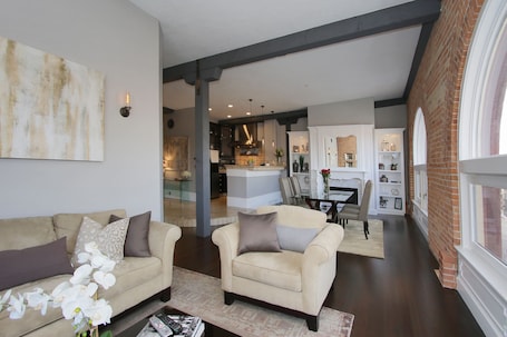 Smart TV, fireplace. Penthouse loft in the heart of downtown Salt Lake City